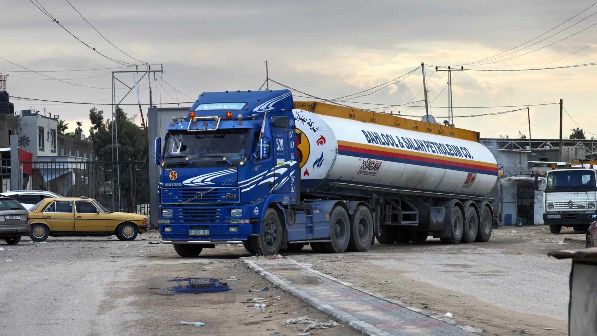 가자지구로 들어가는 에너지 구호 물자 트럭(이미지: 연합뉴스)