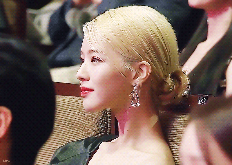  청룡영화제에서 금발머리 이쁘다고 말 나왔던 배우 노정의 .jpgif
