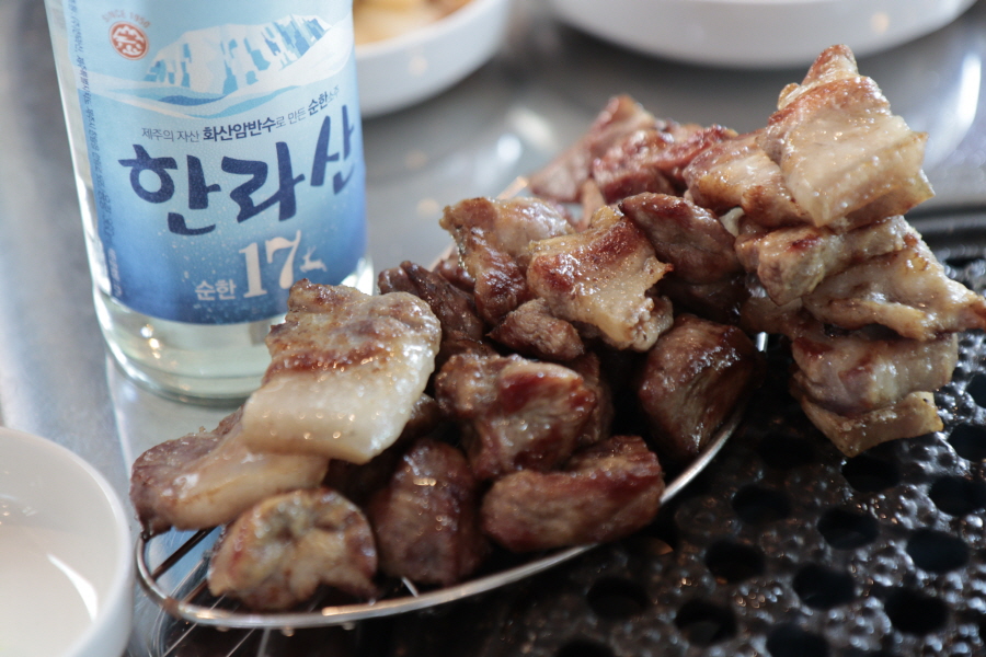  제주 서귀포 중문 맛집 흑돼지 직접 구워주는 돼지삼형제