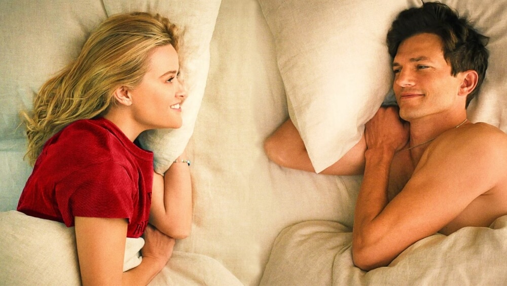 리즈 위더스푼과 애쉬튼 커처이 침대에 누어서 서로 마주보고 있는 영화 장면