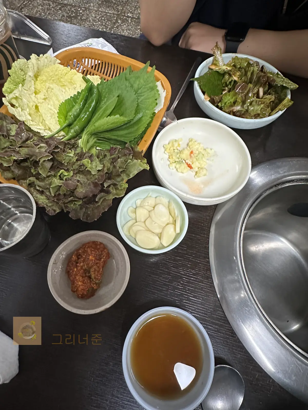 부일숯불갈비-밑반찬-쌈채소-간장-마늘-겉절이