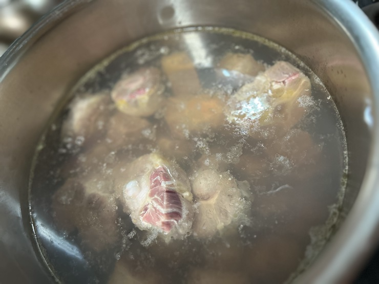 손질한-소꼬리를-한번-삶아-불순물을-제거한다