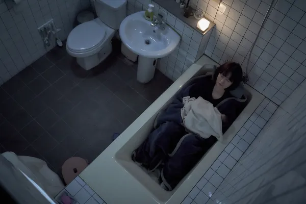 영화 잠&#44; 화장실에서 잠을 자는 수진