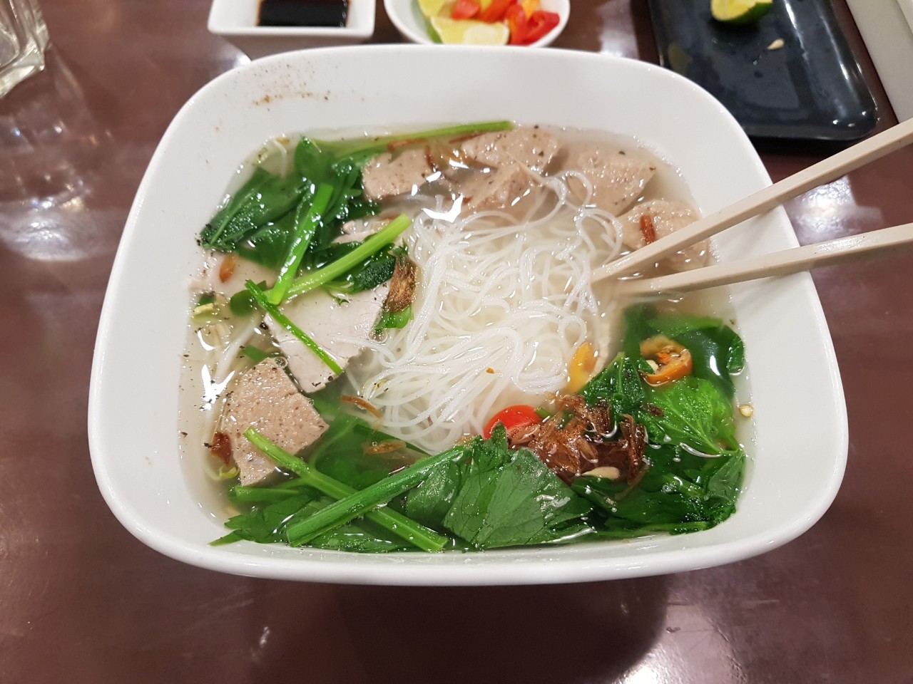 호치민 빈탄군 로컬 음식점 Fruicy - 돼지고기&소고기 완자 국수(HU TIEU THIT HEO BO VIEN)