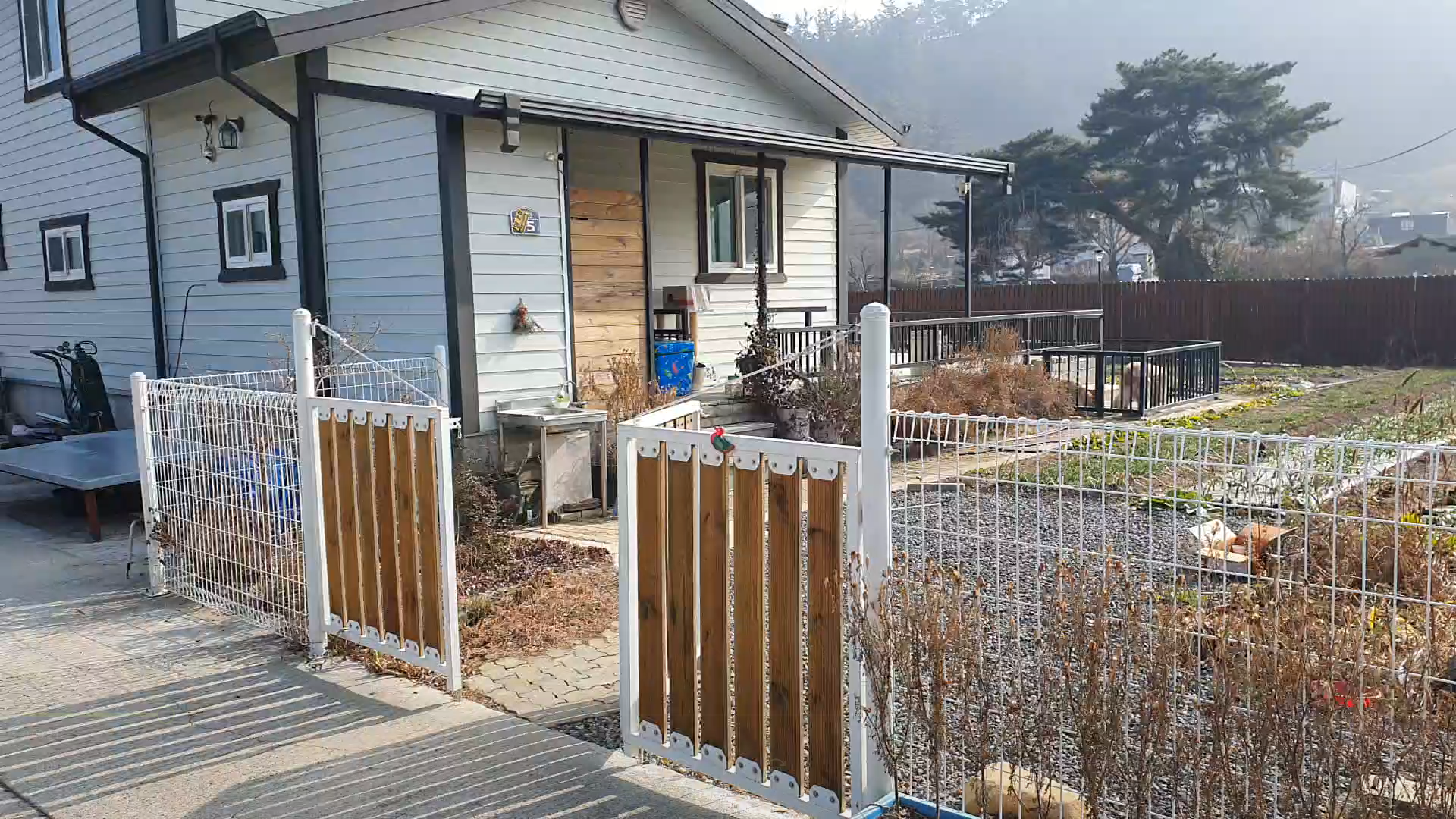 (땅나라 422번) 경남 함안군청에서 3분 거리, 텃밭 크고, 신축된 전원형 주택 매물 / 문의 055)253-6609