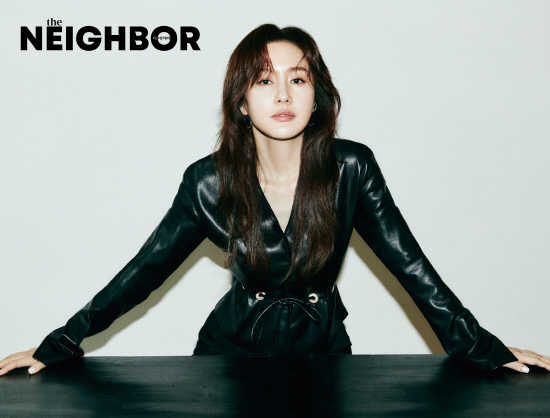  김지수, 블랙 아우라 "생각이 많아 연기 쉽지 않아" [화보]