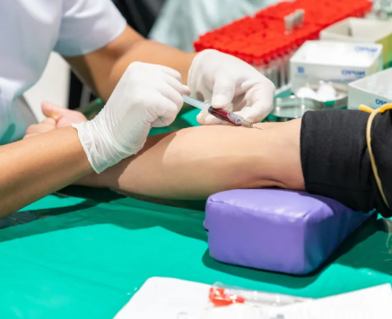 알레르기-검사-중-혈액-검사-과정을-보여주는-이미지