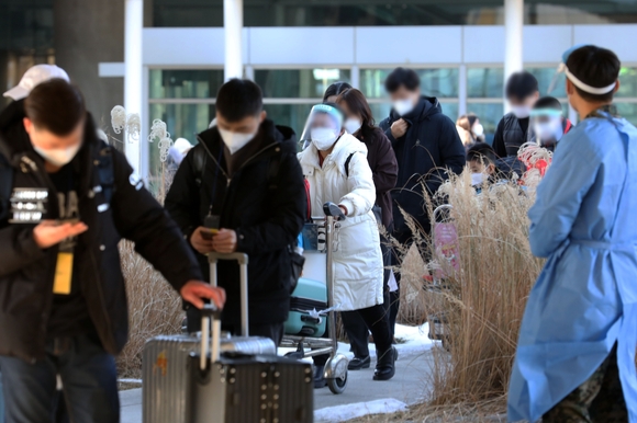 공항-입국자-사진