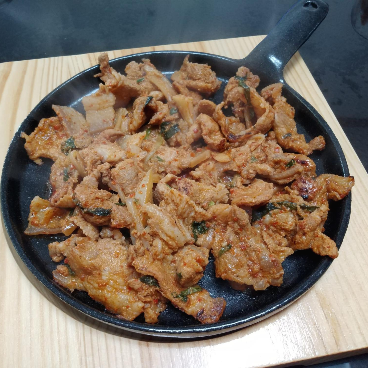  제육볶음과 매운족발덮밥