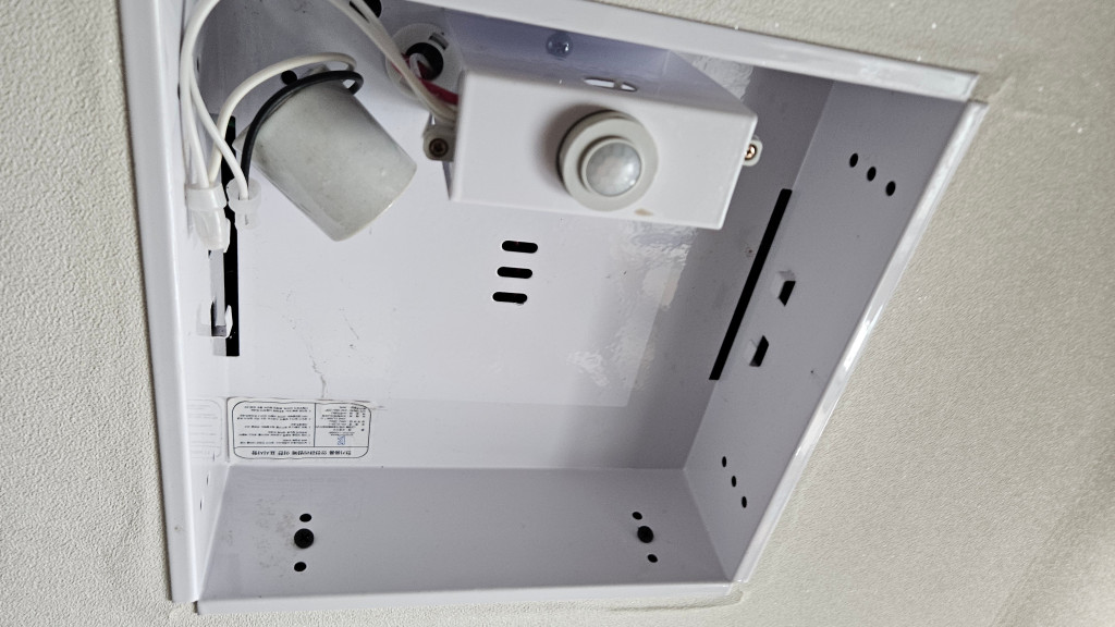 현관, 주방 펜트리, 드레스룸 센서등 교체 방법과 추천 제품 – 빠르고 간편하게 해결! 4 img