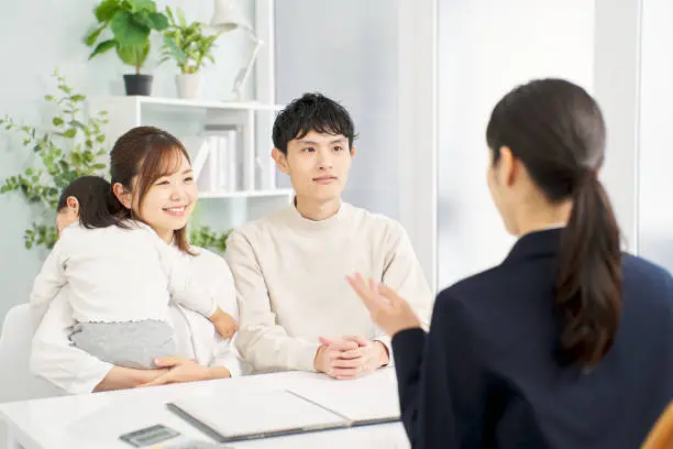 오프라인 상담을 하는 사람들