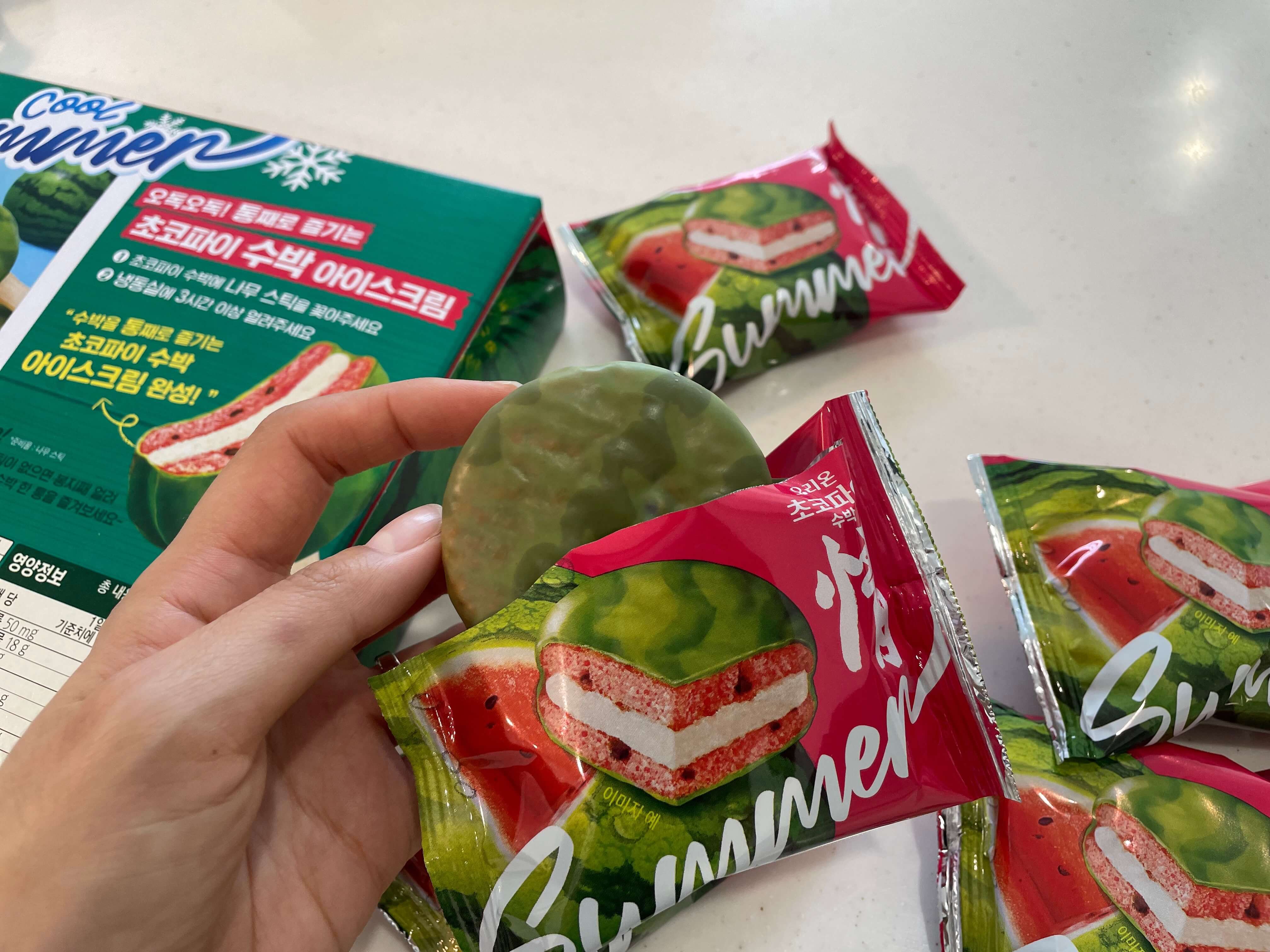 수박초코파이를 열었을 때 녹색의 초콜릿이 보이는 장면.