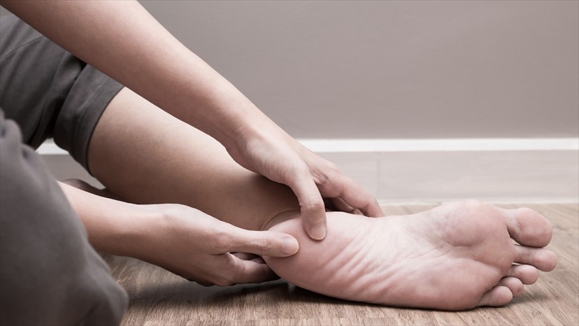  아침에 발 뒤꿈치가 아프다면? '족저근막염' (족막근저염) 스트레칭으로 개선하자