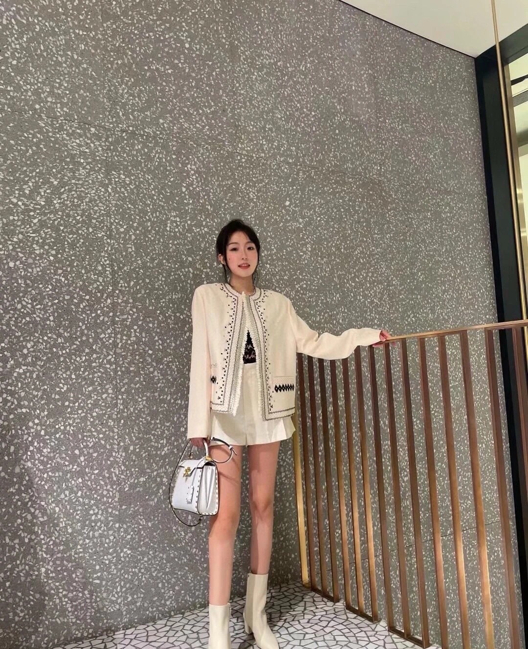  [VALENTINO] 발렌티노 스탐파 알체 카프 스킨 락스터드 알코브 ALCOVE 탑 핸들 백 스몰 WW2B0J71WAX0NO (4 COLOR)