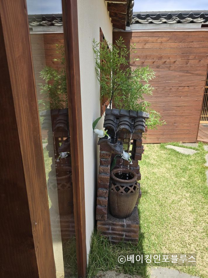 교촌삼백년집-경주한식집-입구-분수대