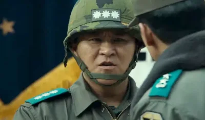 군 철모를 쓰고 서 있는 영화 서울의 봄에서 진영도를 연기하는 박민이