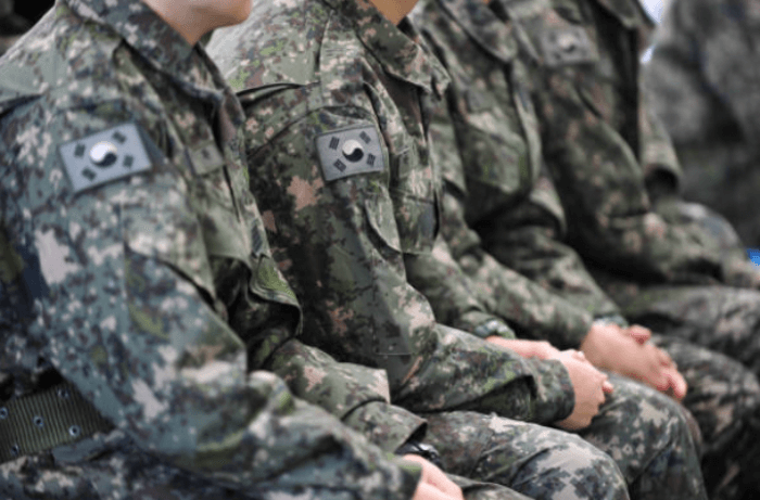 의자에 앉아있는 한국 군인들의 모습