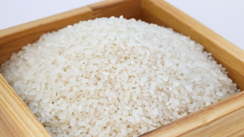 되에 담겨있는 쌀 사진
