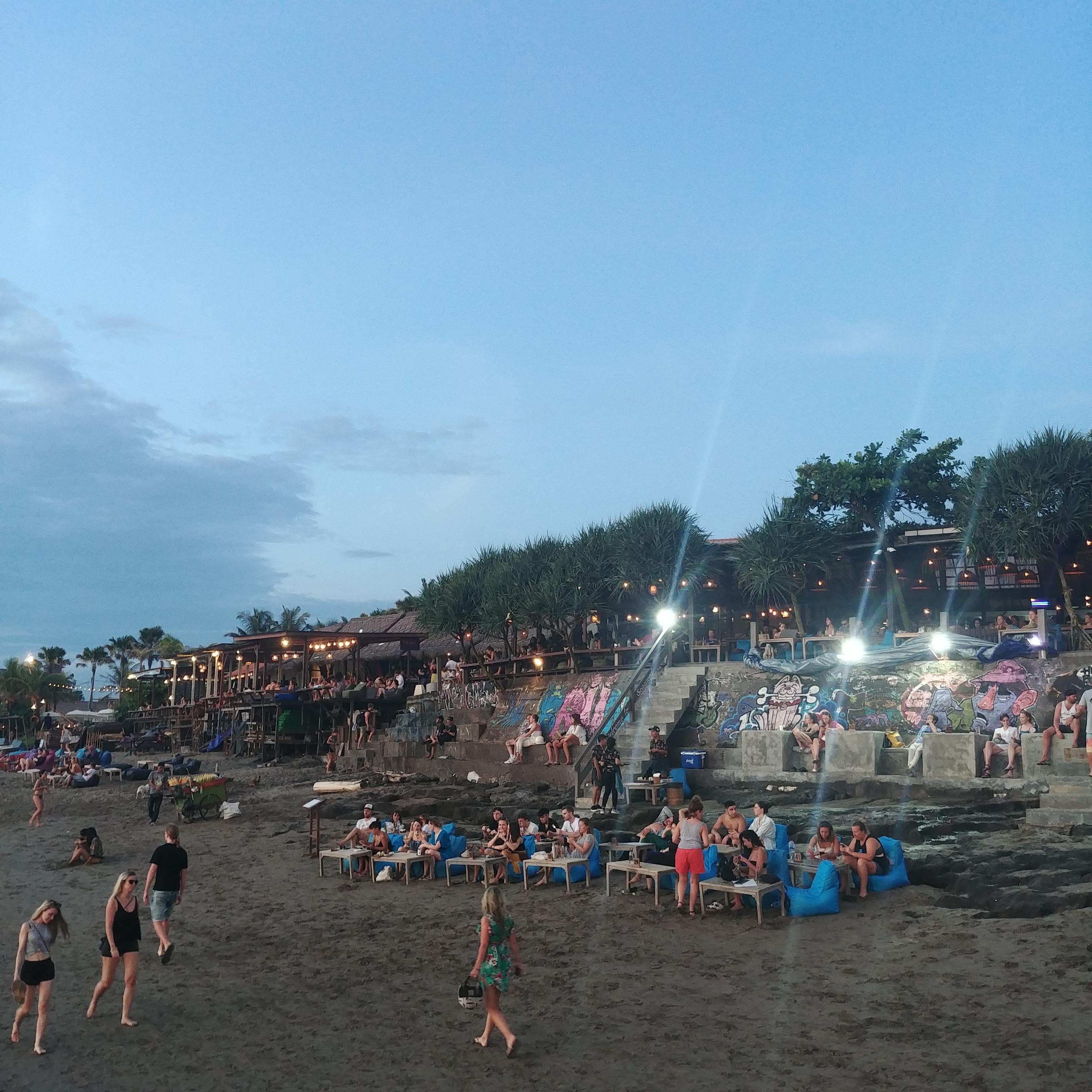 인도네시아 발리 노을 맛집 바뚜 볼롱 해변 Pantai Batu Bolong