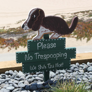 공원에 세워져 있는 강아지 배변 금지 피켓