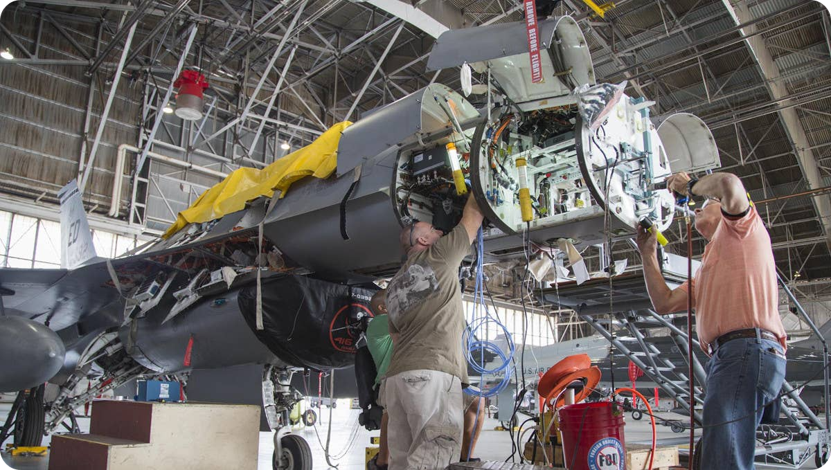 기술자들이 F-16에 AN/APG-83 레이다 설치를 위해 준비하고 있다.