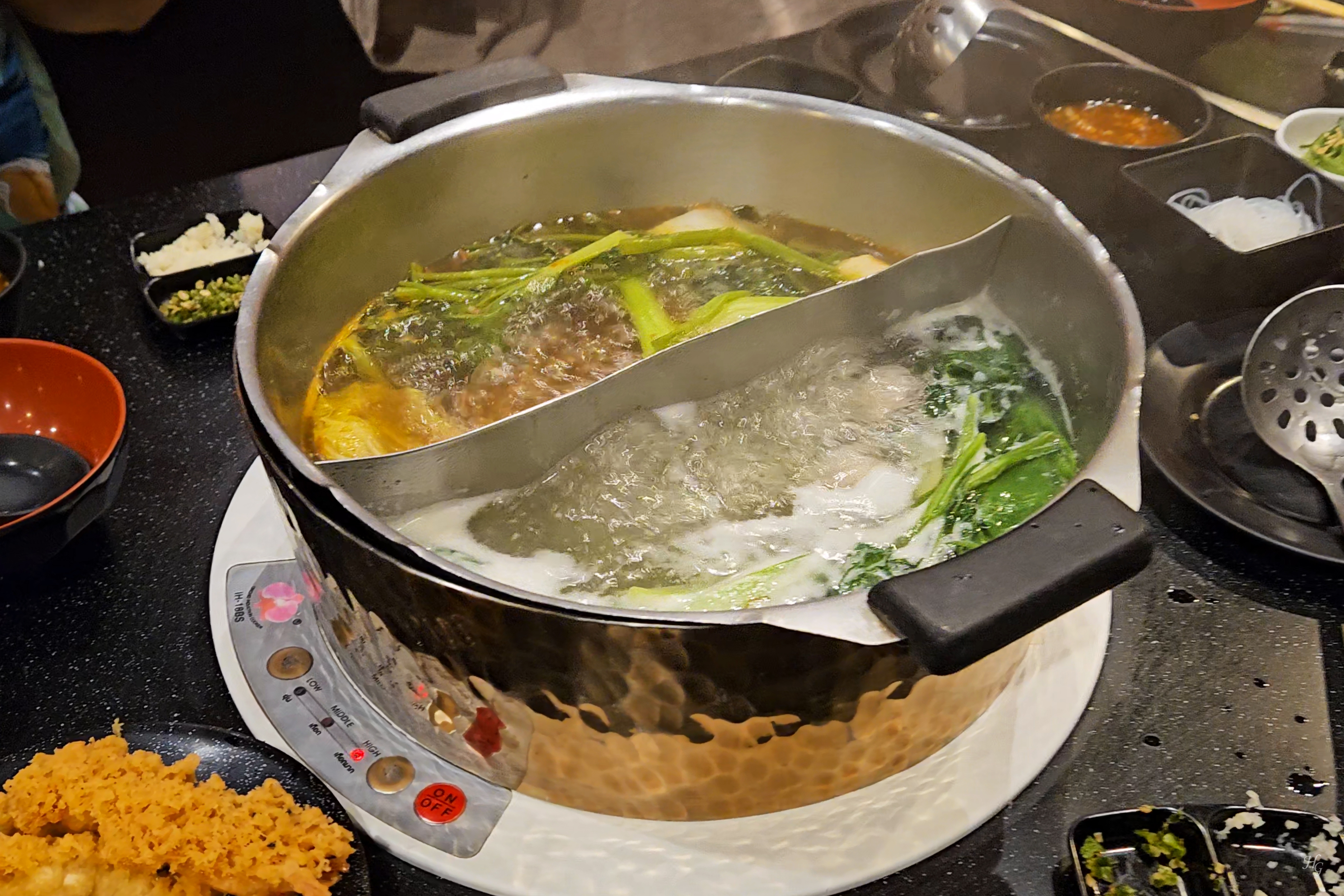 태국 방콕 샤부시 바이 오이시 (SHABU SHI by OISHI) 수끼 냄비 속 똠얌 국물과 맑은 국물