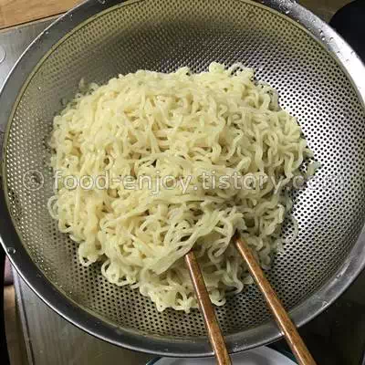 삼긴-면발