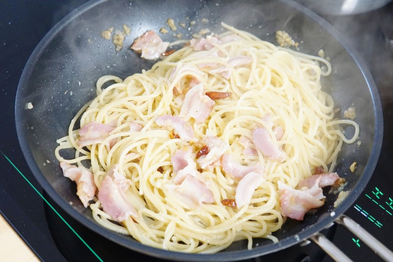 만들기 올리브오일 파스타 종류, 면에 삶은 베이컨을 넣은 알리오올리오 파스타