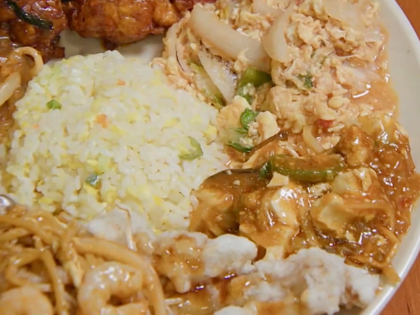 런닝맨 중식뷔페 팬더웍에 그릇에 음식이 담겨져 있는 사진