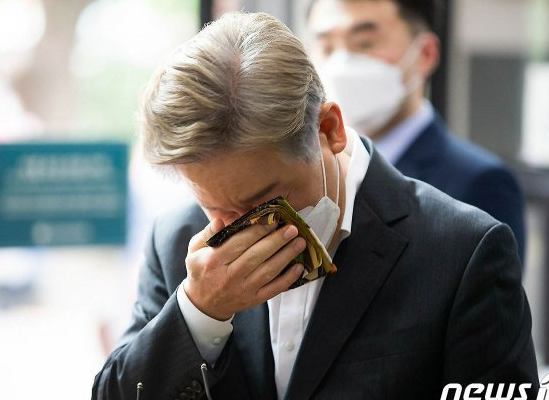 서울대 청소노동자 사망현장을 발견하여 울고있는 이재명 사진