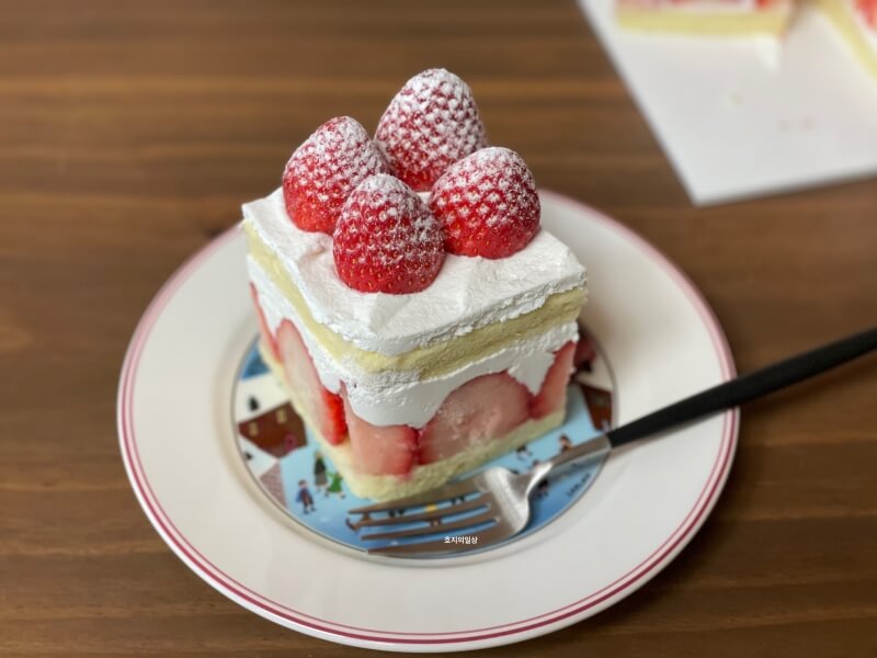 연남동 스트로베리32 - 딸기 생크림 케이크 4등분