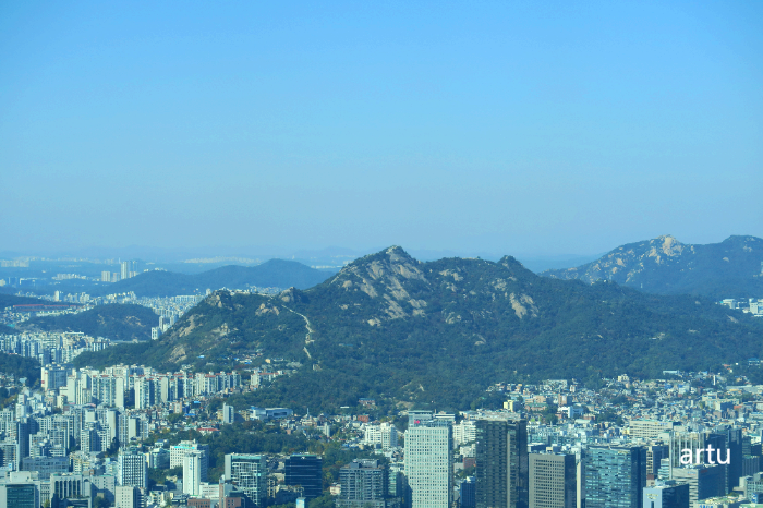서울타워 전망대에서 바라본 인왕산