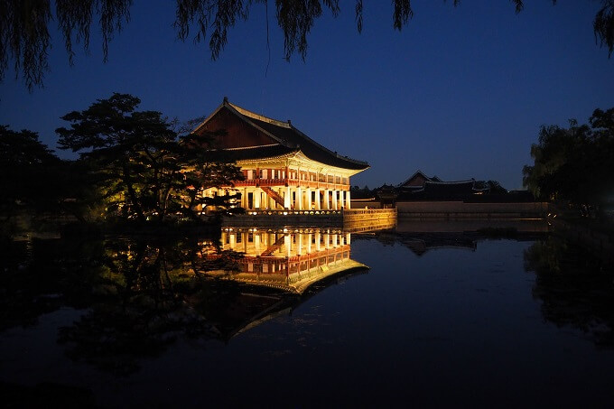 멀리서 본 경회루의 야경