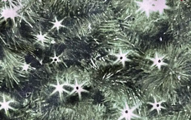 크리스마스트리 패브릭 포스터에 제작한 드릴 비트로 구멍을 뚫은 모습