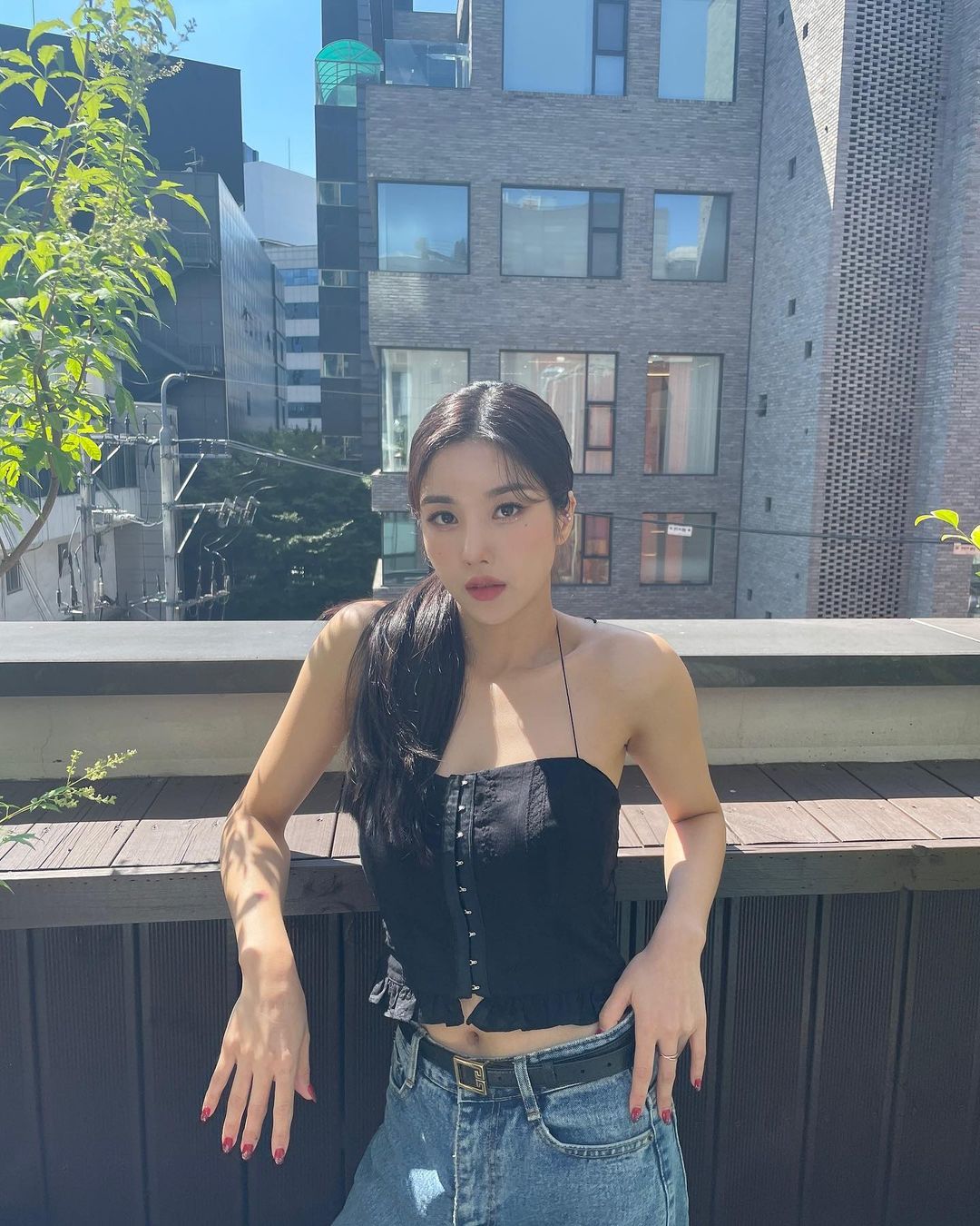  권은비 끈민소매 인스타그램 사진과 스티커 사진
