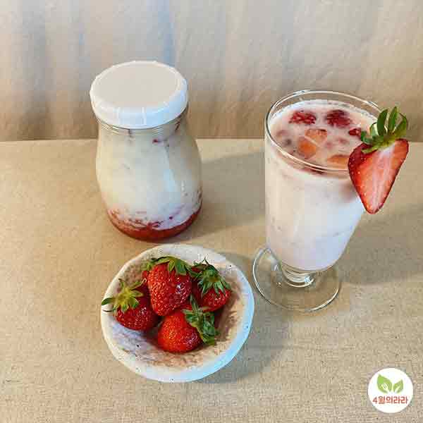 유리병과-컵에-담긴-딸기우유
