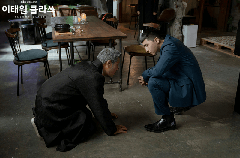 이태원 클라쓰에서 장대희 회장이 박새로이에게 무릎을 꿇는 장면