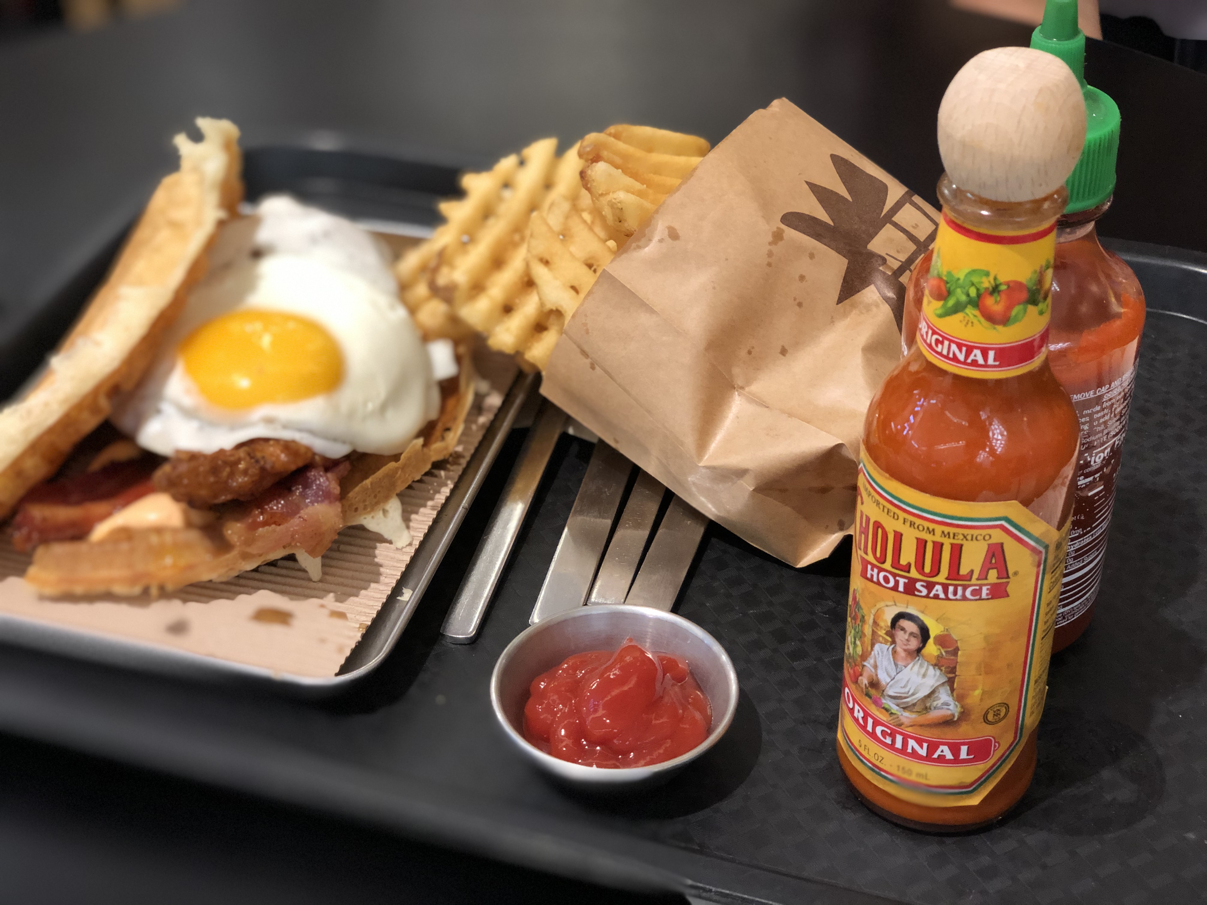  롯데월드몰 치킨&와플 샌드위치 브럭시_BRUXIE
