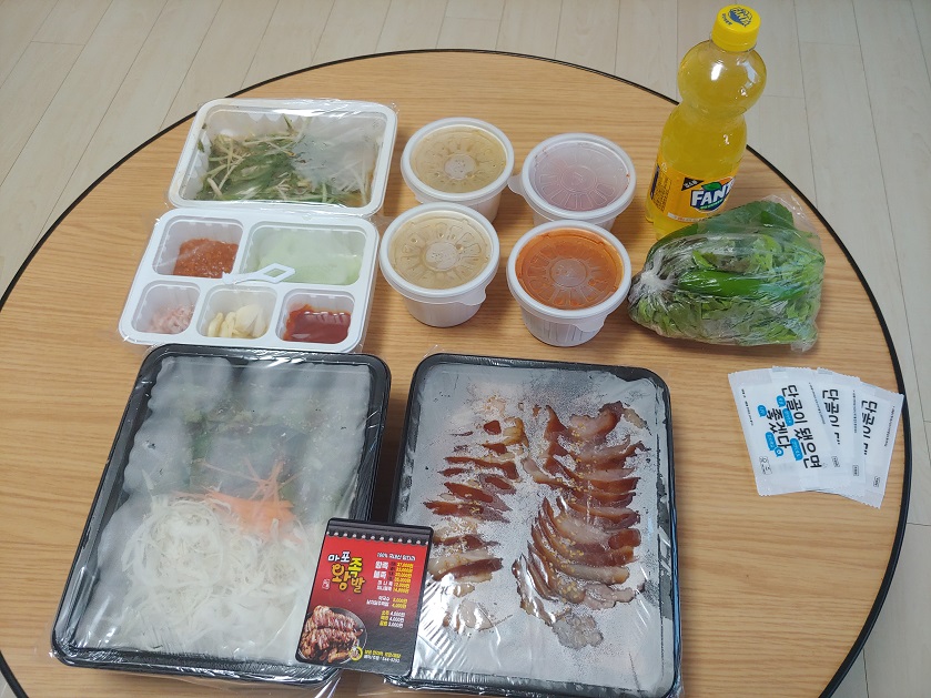 동그란-상-위에-여러개의-배달포장용기