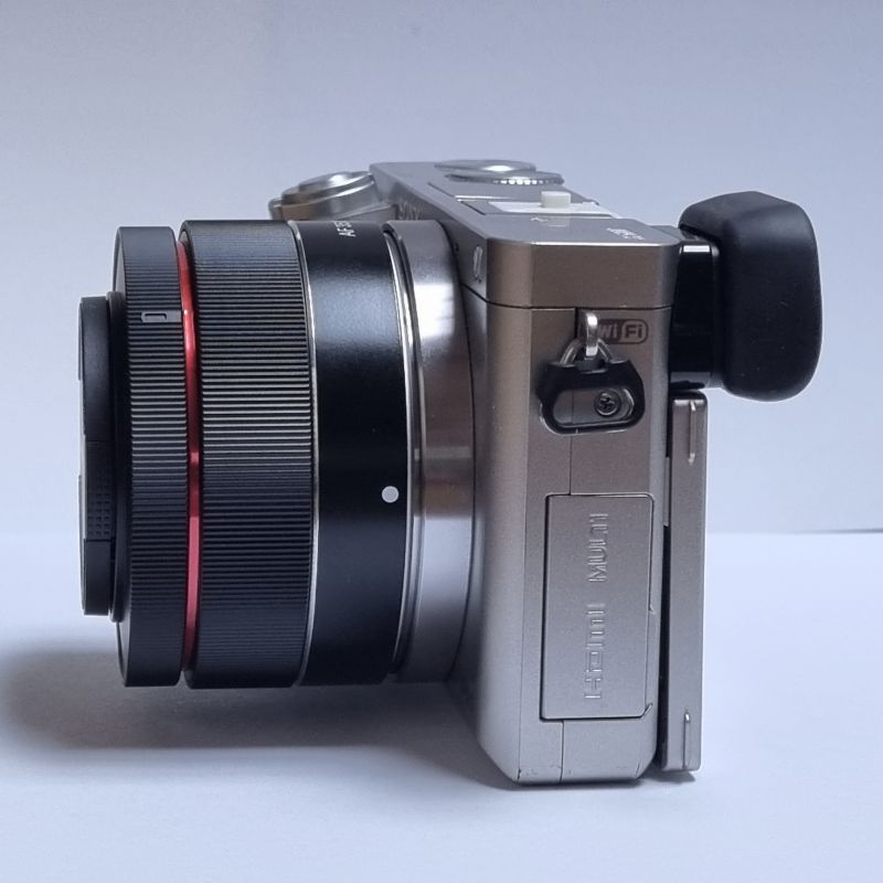 삼양-렌즈-35mm-F2.8-미러리스-바디와-합한-모습