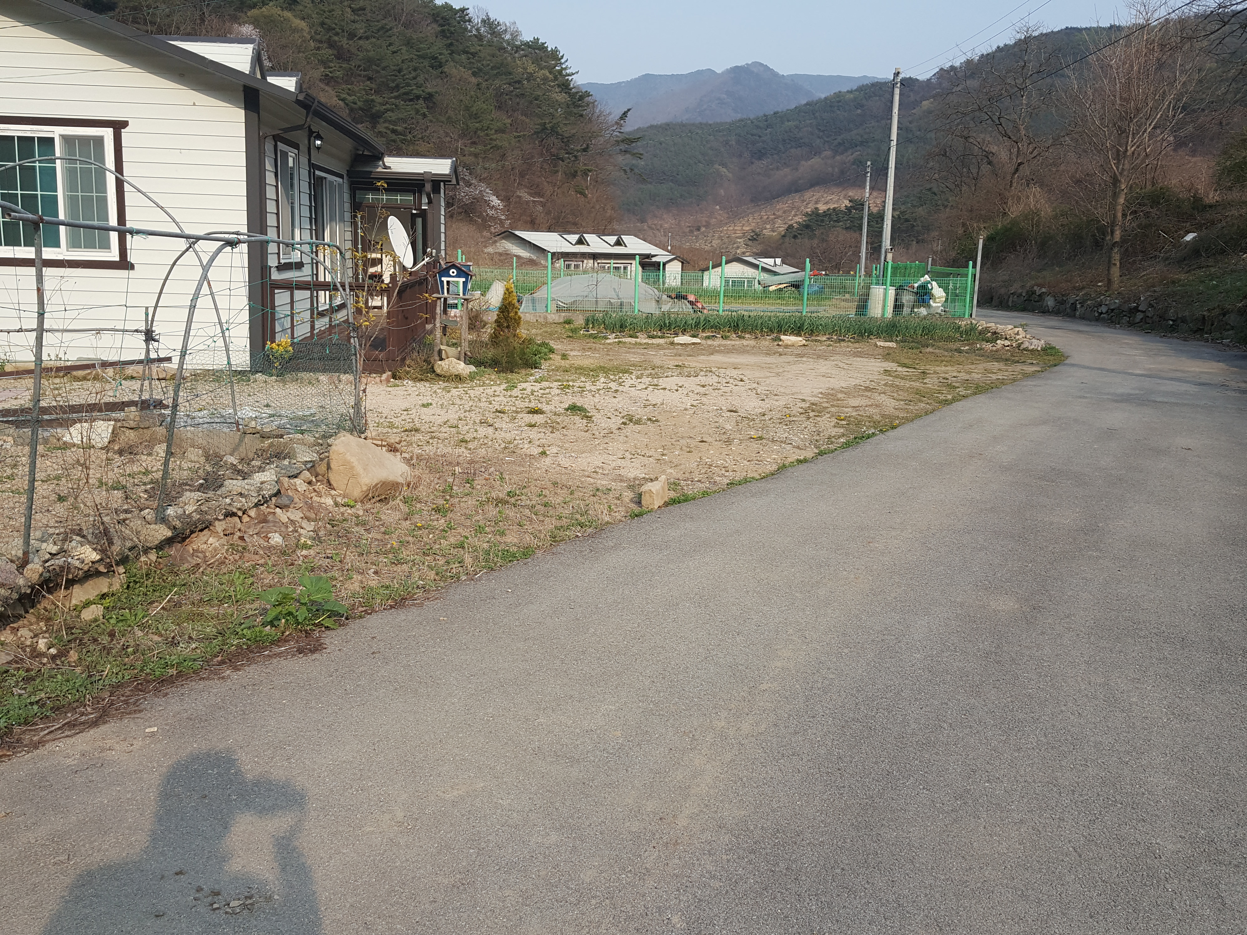  (땅나라 231번) 경남 창원 내서읍 소재 텃밭과  계곡있는 정남향 전원주택 135평 매매합니다.  문의 055)585-0053