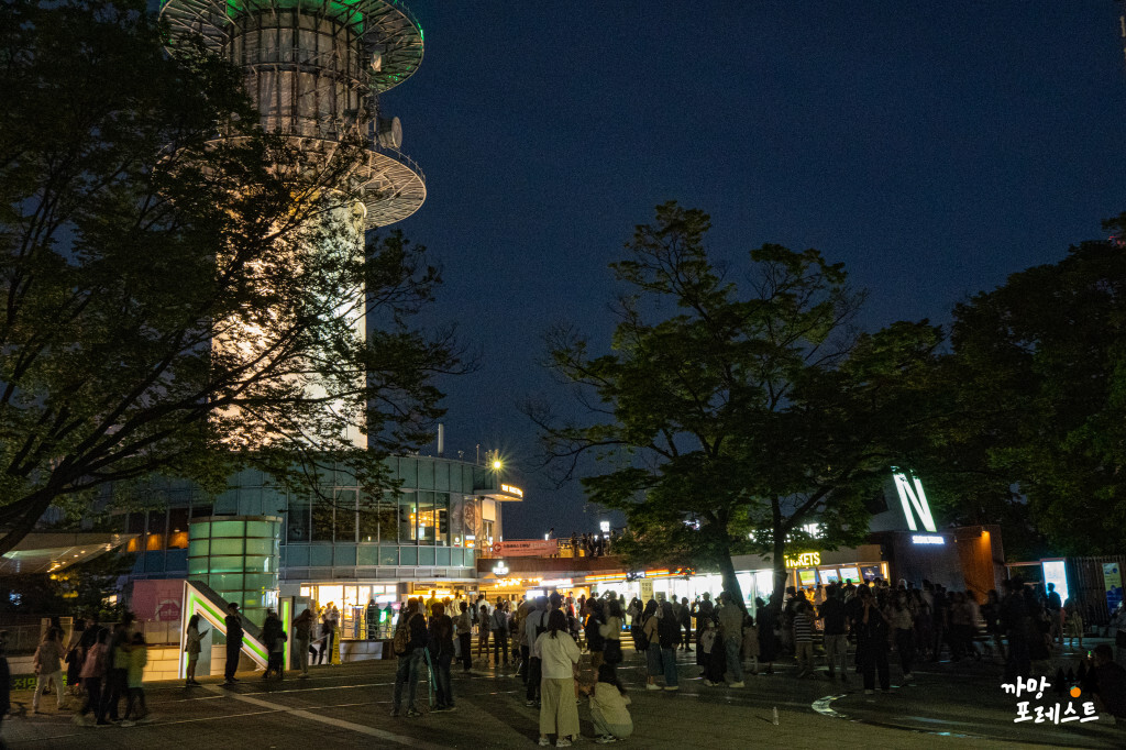 서울 남산타워 정상 저녁 분위기