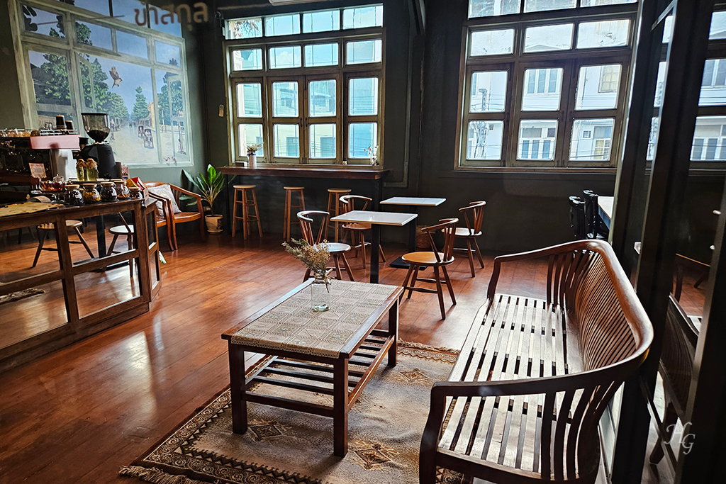 태국 방콕 커피 하우스 Coffee House 내부 좌석과 테이블