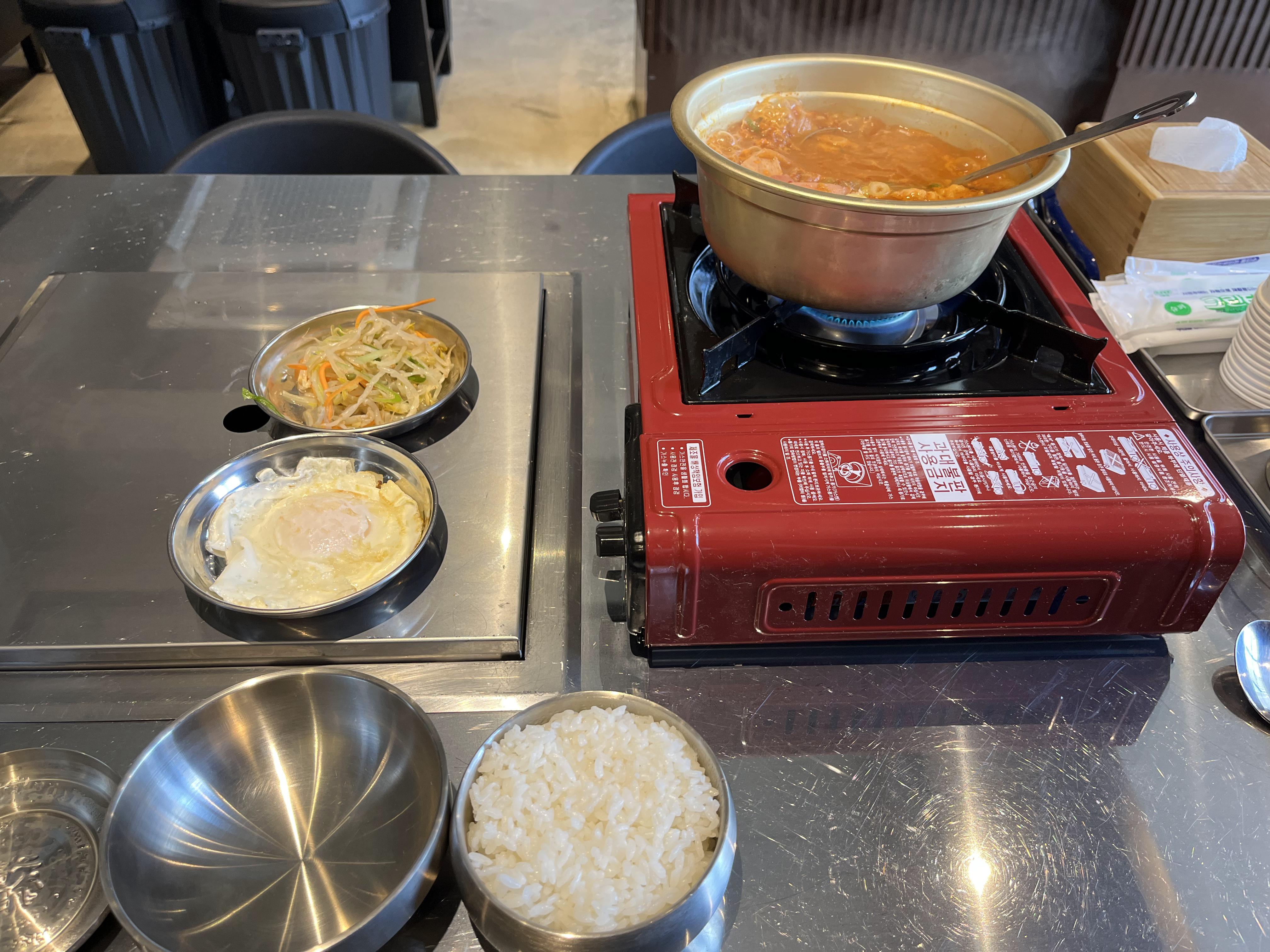 돌짱-생돼지김치찌개