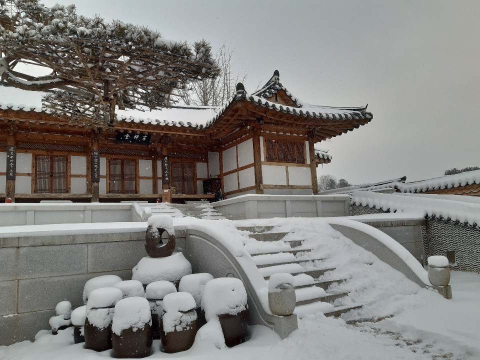  눈 덮힌 초연당 풍경