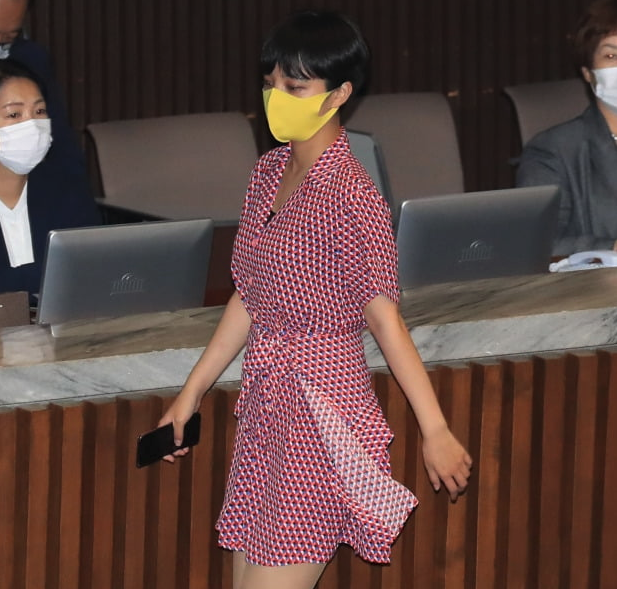  정의당 류호정 분홍 원피스 논란 국회 복장 어떻게 봐야할까?