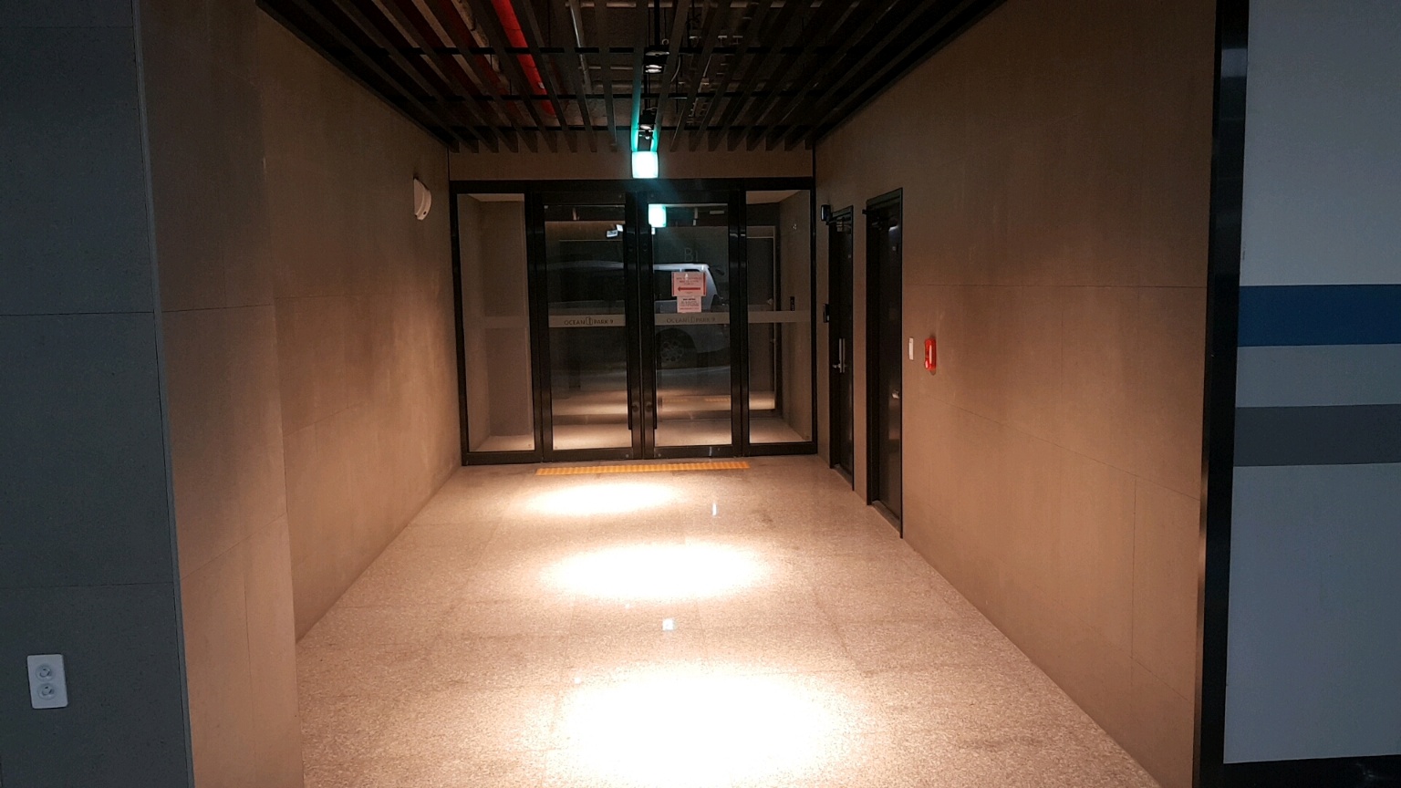 영종도 3성급 호텔 오션파크나인 - 지하 주차장 엘리베이터