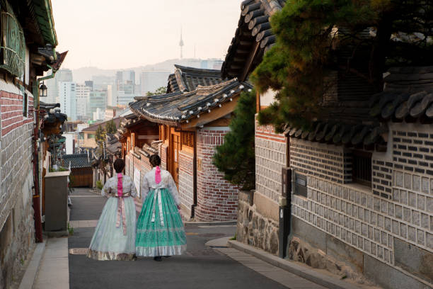 서울 북촌 한옥마을을 걷는 한복 입은 여성들