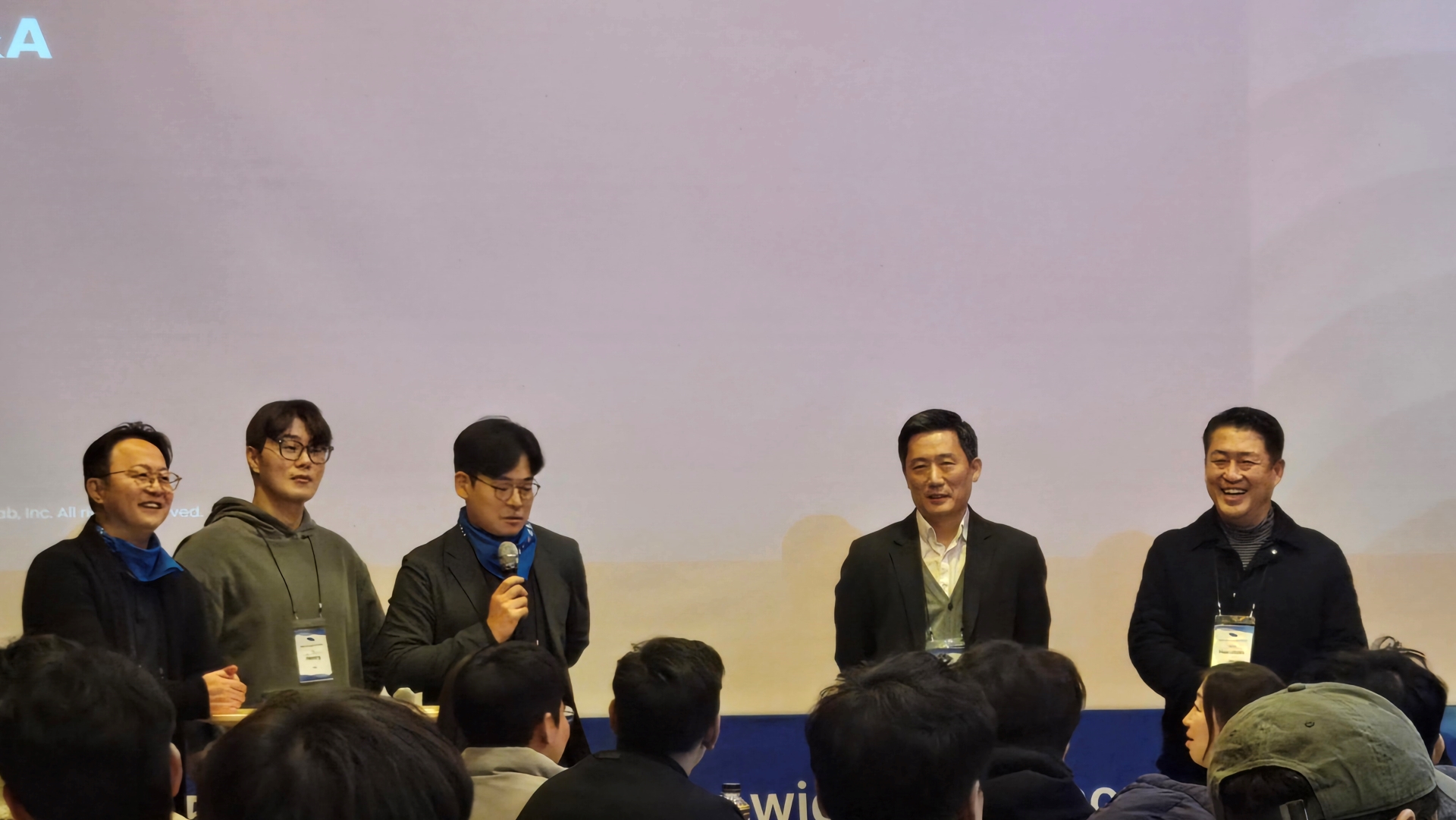 왜 때문인지 혼자만 웃지 못하는 MW..