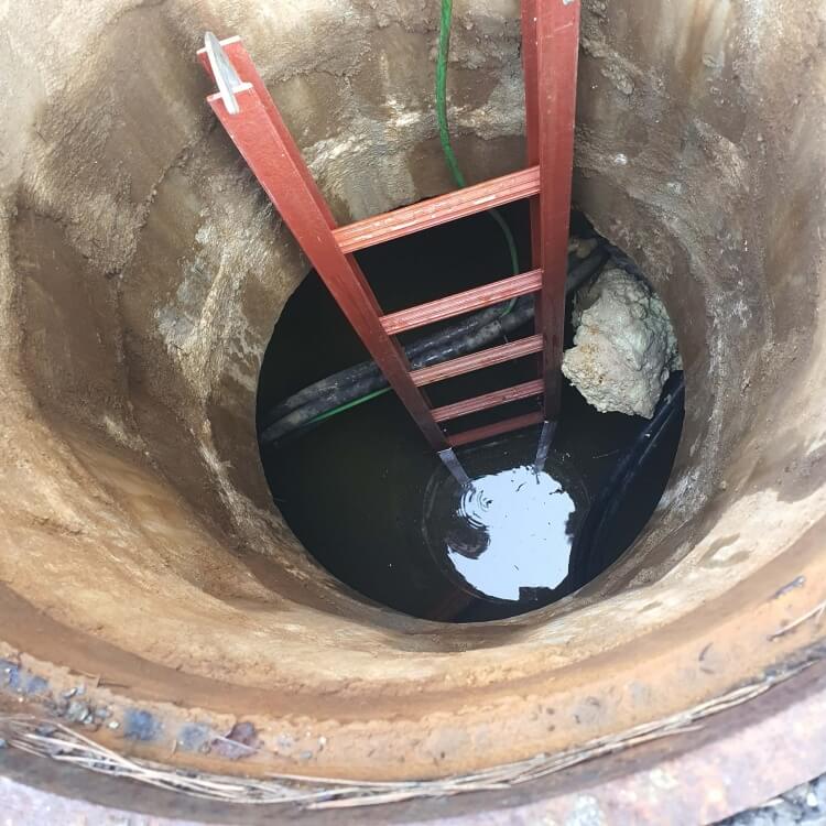 사다리가-받혀진-맨홀내부